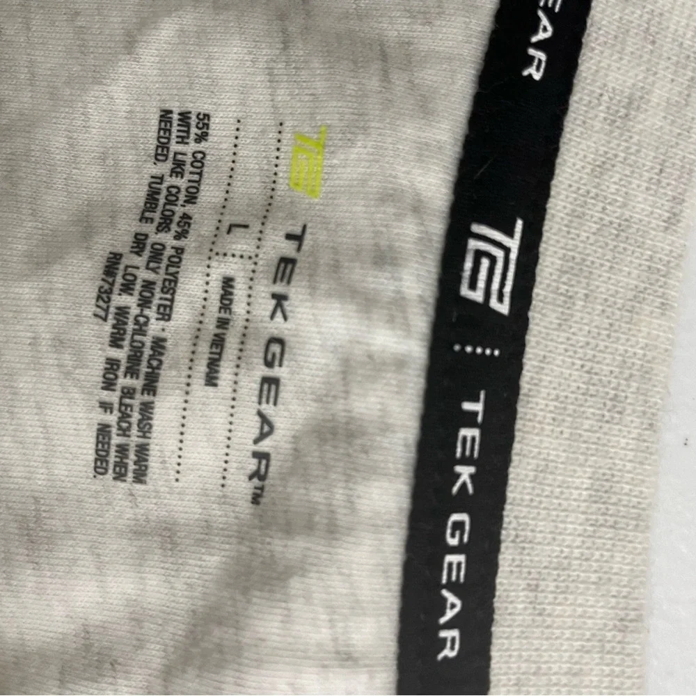 Men's  TekGear Sweater Size Large CB-107